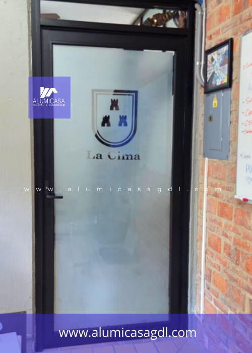 Puerta de aluminio personalizada logotipo