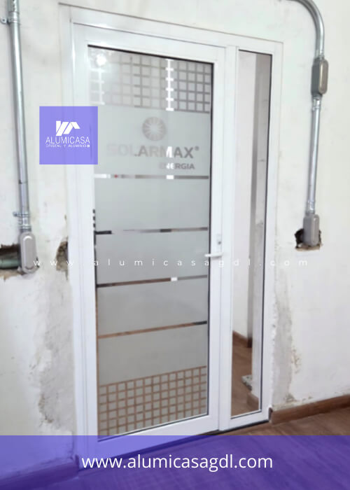 Puerta de aluminio blanca con logotipo personalizado